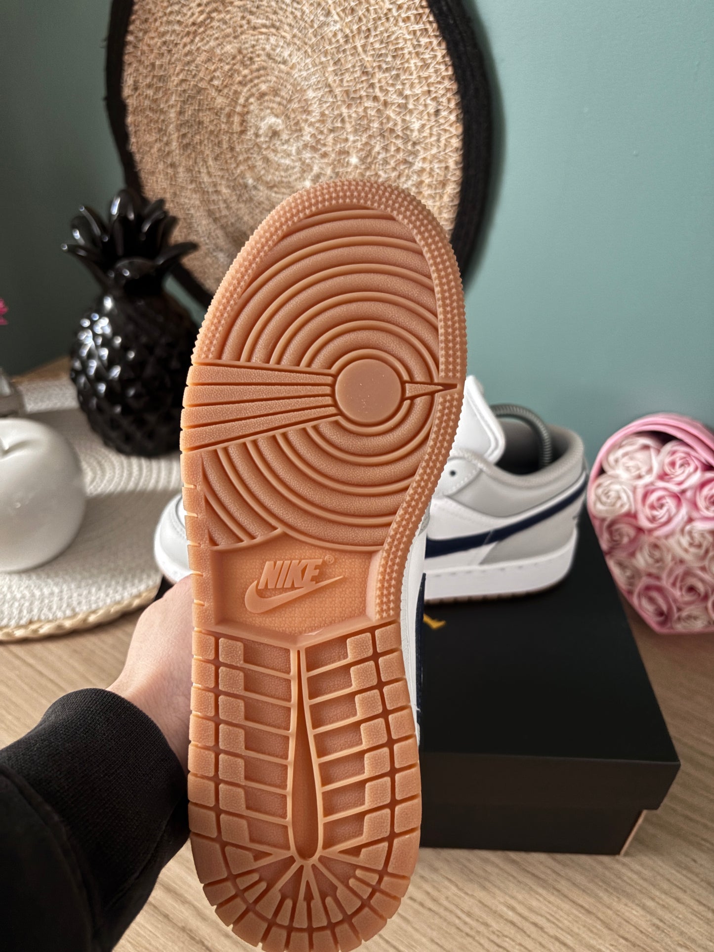 Air Jordan 1 Low “White / Neutral Grey / Gum Midnight Navy” (GS) – Photos réelles – En stock 🇫🇷