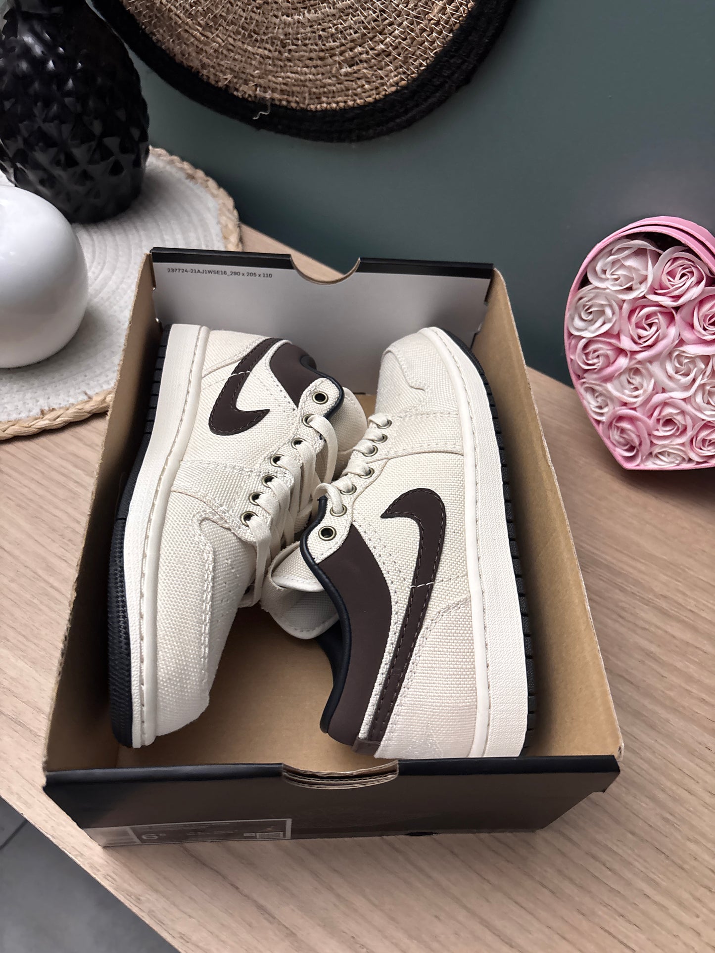 Air Jordan 1 Low Premium “Pale Ivory / Off Noir / Baroque Brown” – Photos réelles – En stock 🇫🇷
