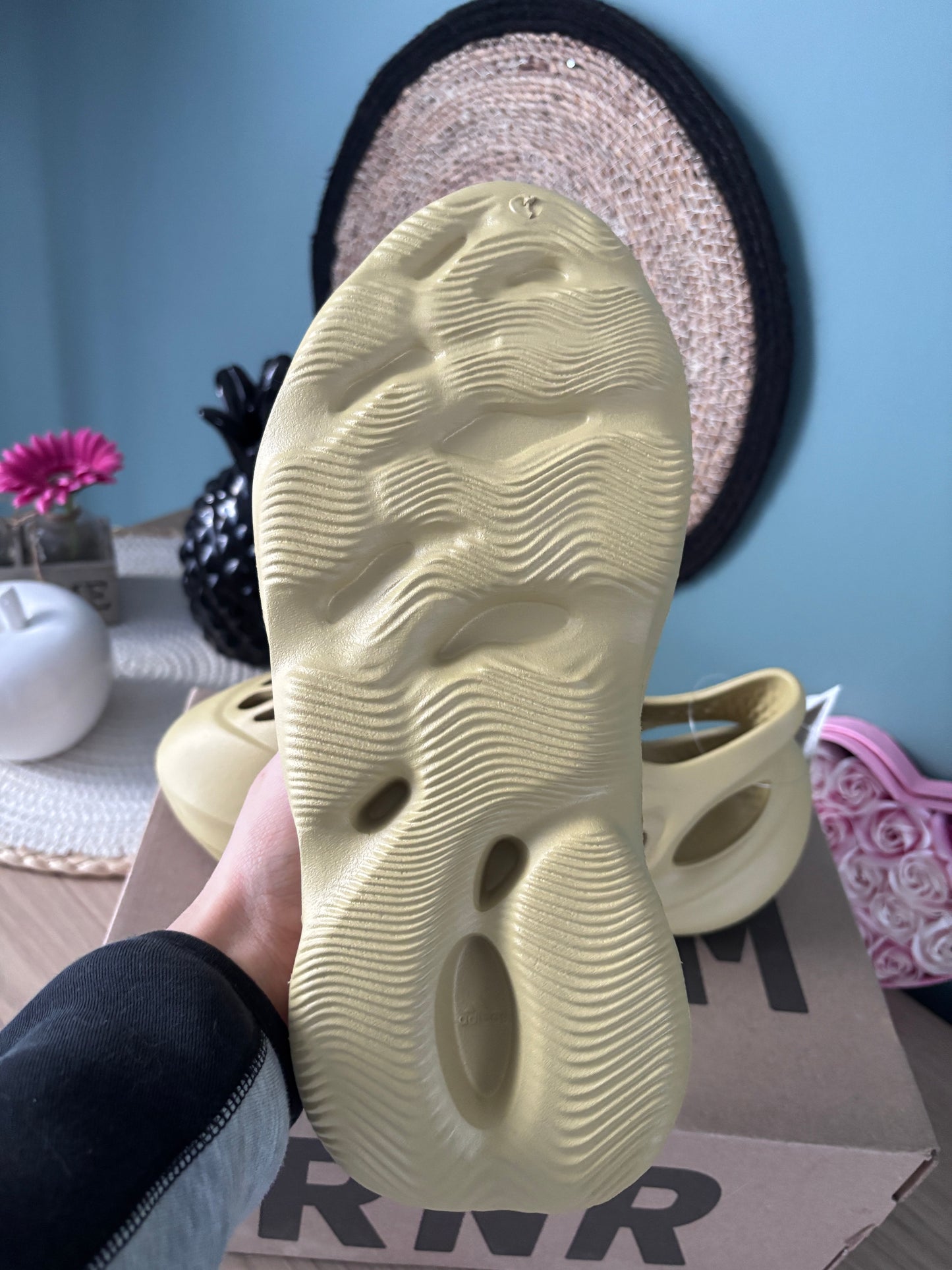 adidas Yeezy Foam RNNR “Sulfur” – Photos réelles – En stock 🇫🇷