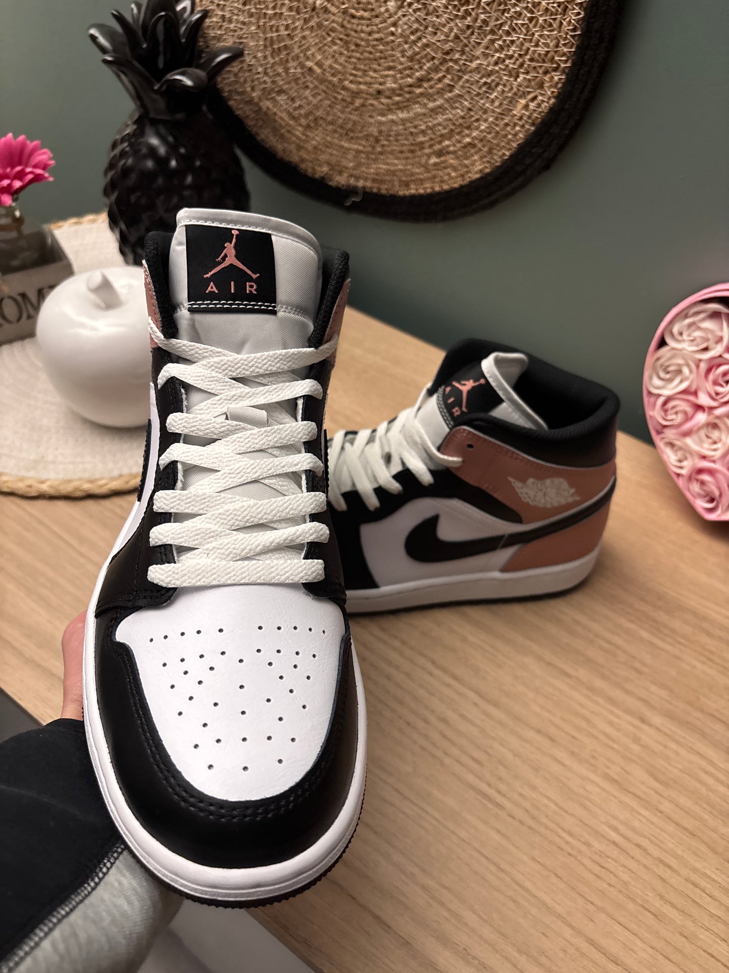 Air Jordan 1 Mid “White / Rust Pink / Black” – Photos réelles – En stock 🇫🇷
