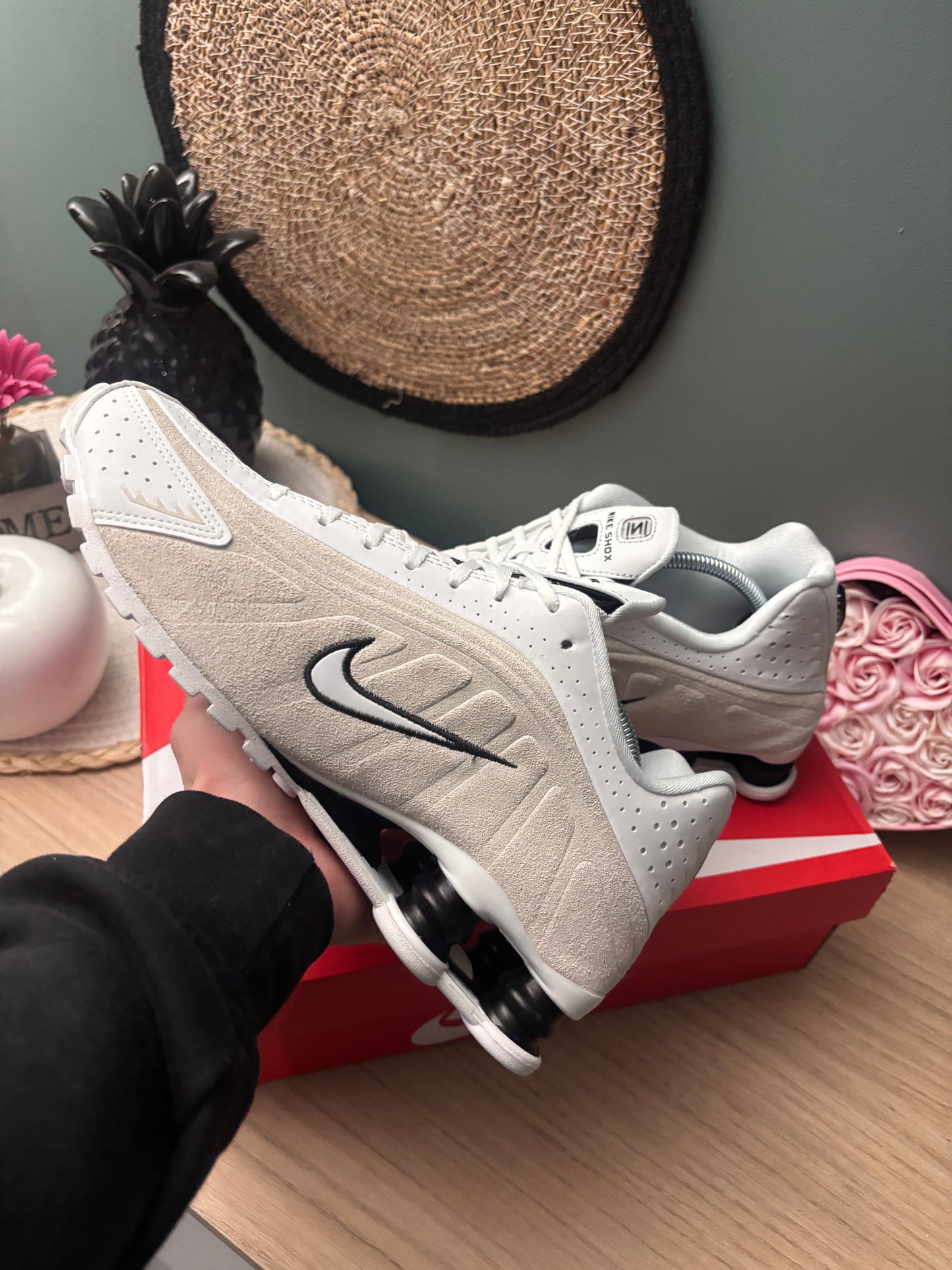 Nike Shox R4 “White/Black” Suede – Photos réelles – En stock 🇫🇷