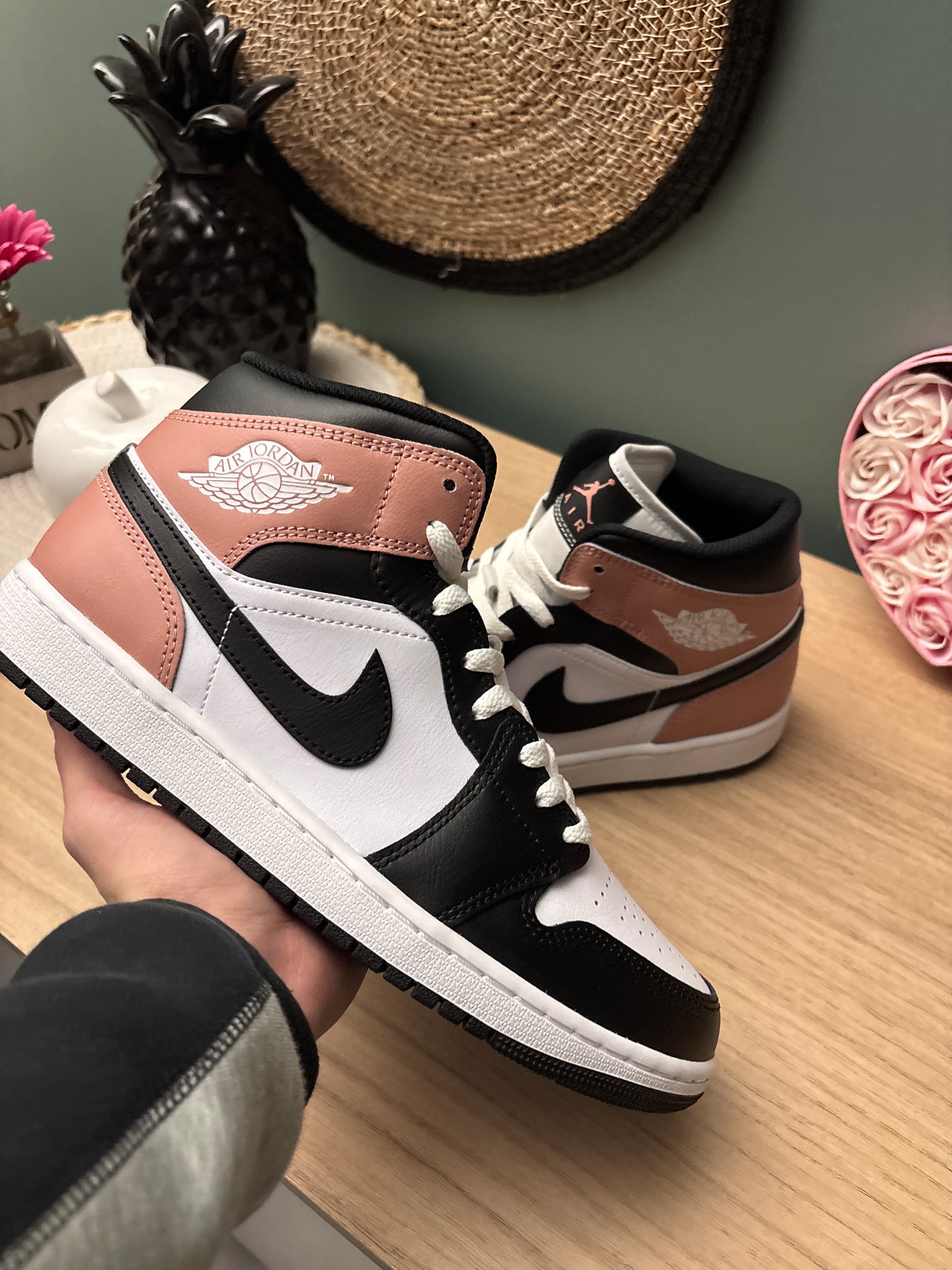 Air Jordan 1 Mid “White / Rust Pink / Black” – Photos réelles – En stock 🇫🇷