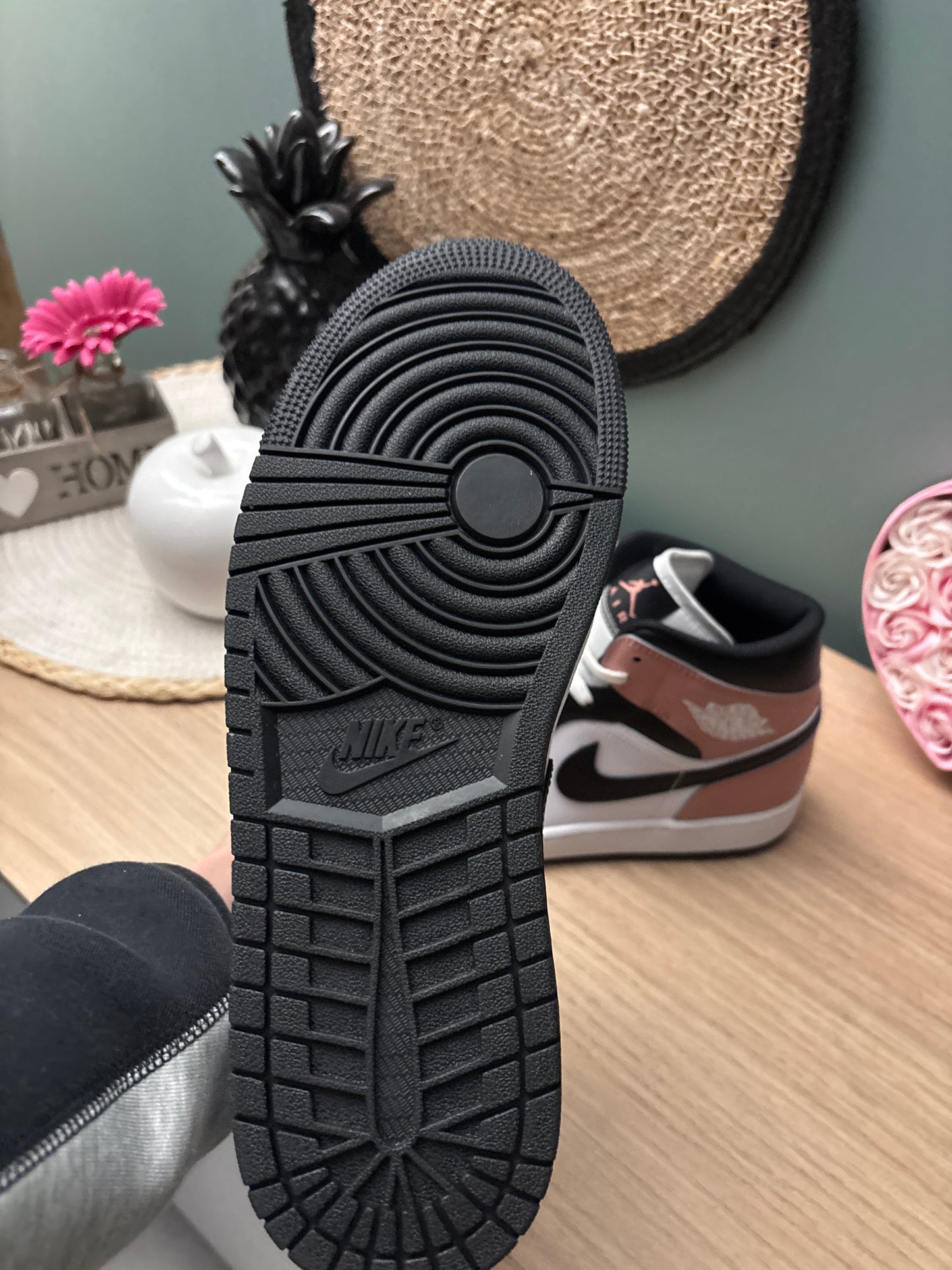 Air Jordan 1 Mid “White / Rust Pink / Black” – Photos réelles – En stock 🇫🇷