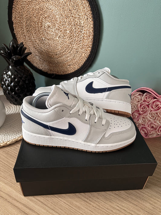 Air Jordan 1 Low “White / Neutral Grey / Gum Midnight Navy” (GS) – Photos réelles – En stock 🇫🇷