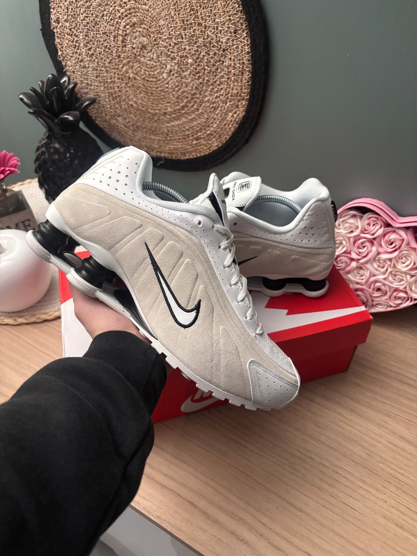 Nike Shox R4 “White/Black” Suede – Photos réelles – En stock 🇫🇷