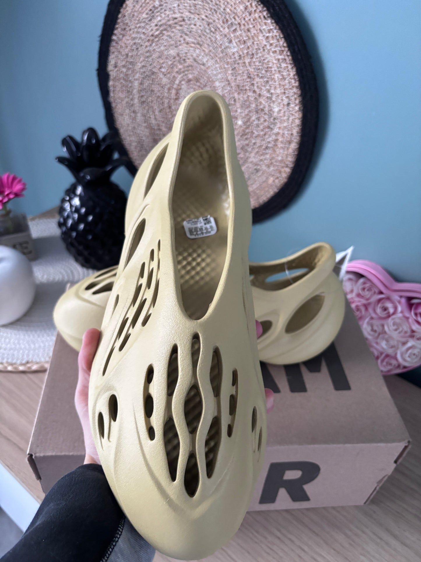 adidas Yeezy Foam RNNR “Sulfur” – Photos réelles – En stock 🇫🇷