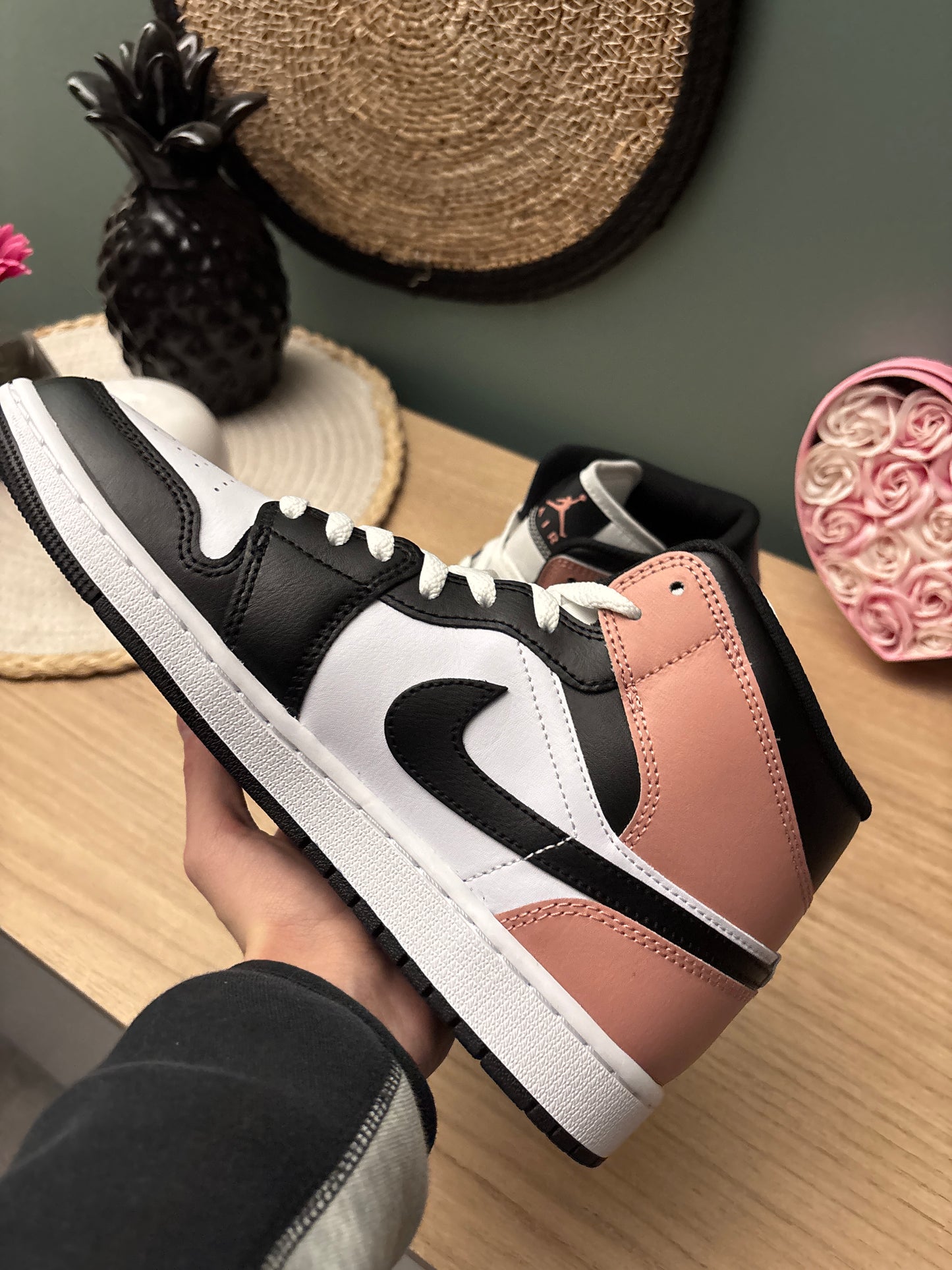 Air Jordan 1 Mid “White / Rust Pink / Black” – Photos réelles – En stock 🇫🇷