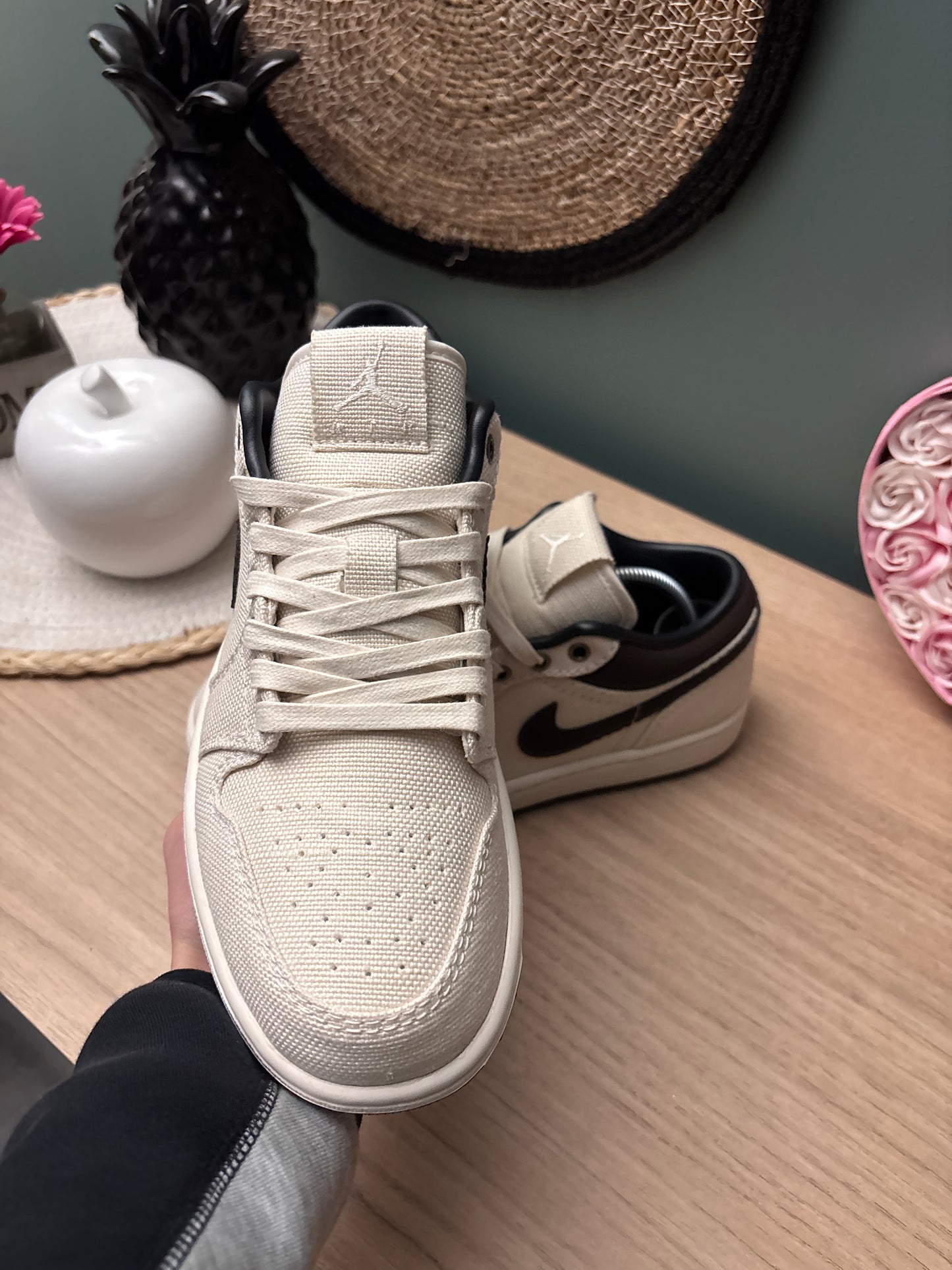 Air Jordan 1 Low Premium “Pale Ivory / Off Noir / Baroque Brown” – Photos réelles – En stock 🇫🇷