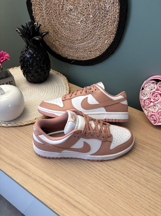 Nike Dunk Low “Rose Whisper” (Femmes) – Photos réelles – En stock 🇫🇷