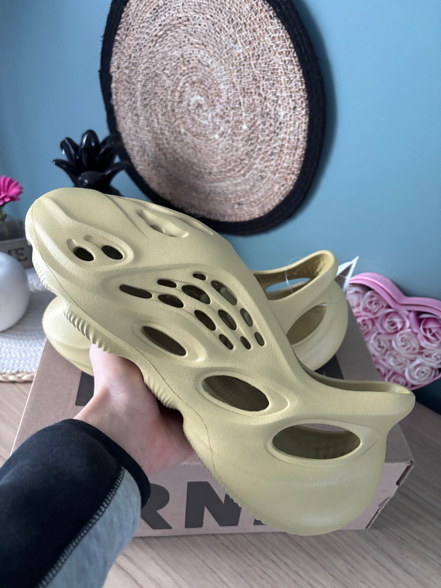 adidas Yeezy Foam RNNR “Sulfur” – Photos réelles – En stock 🇫🇷