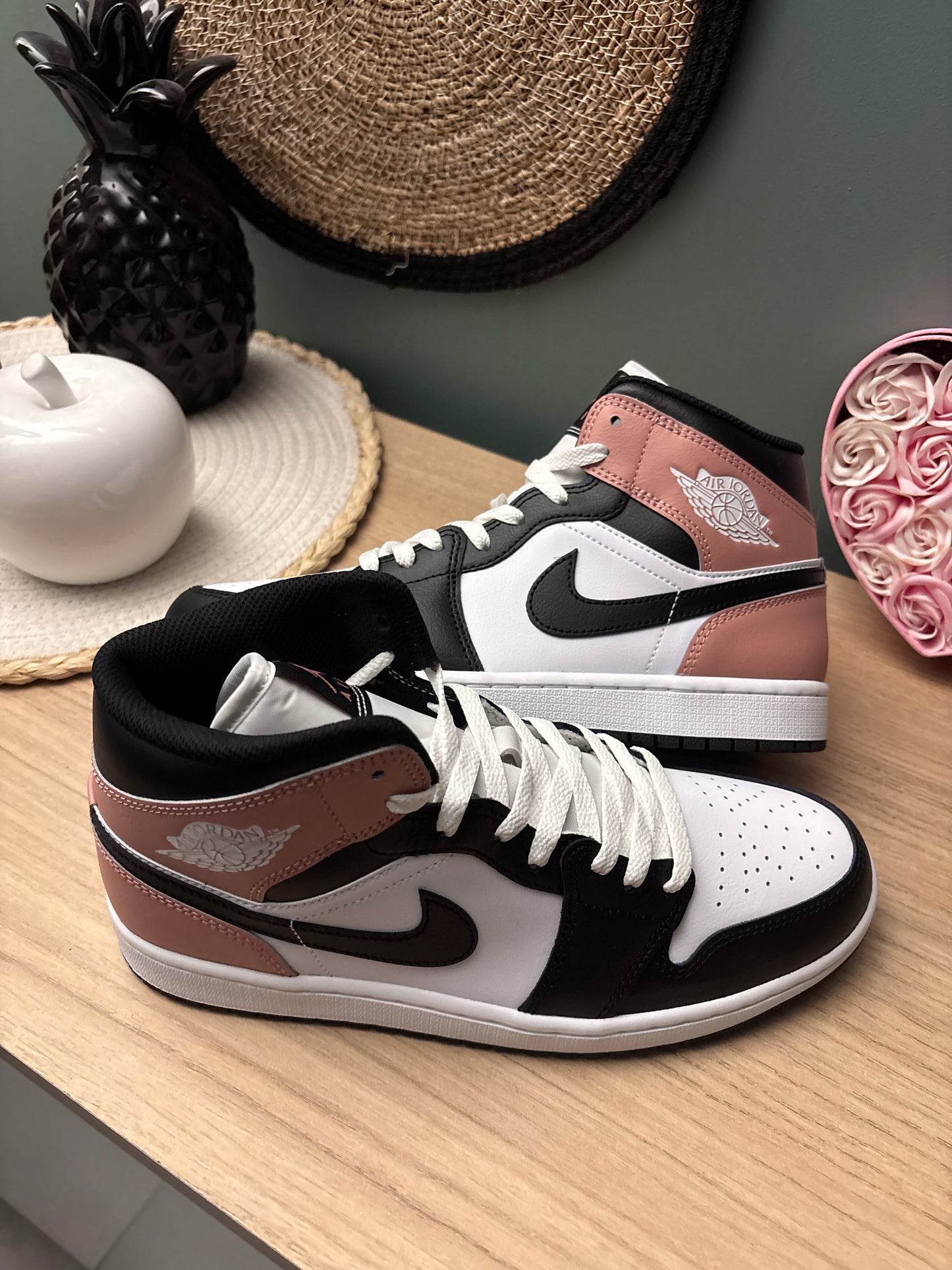 Air Jordan 1 Mid “White / Rust Pink / Black” – Photos réelles – En stock 🇫🇷