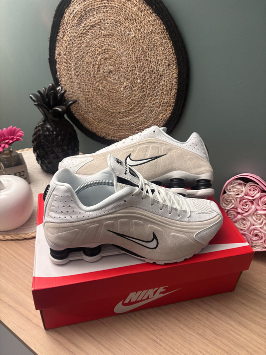 Nike Shox R4 “White/Black” Suede – Photos réelles – En stock 🇫🇷
