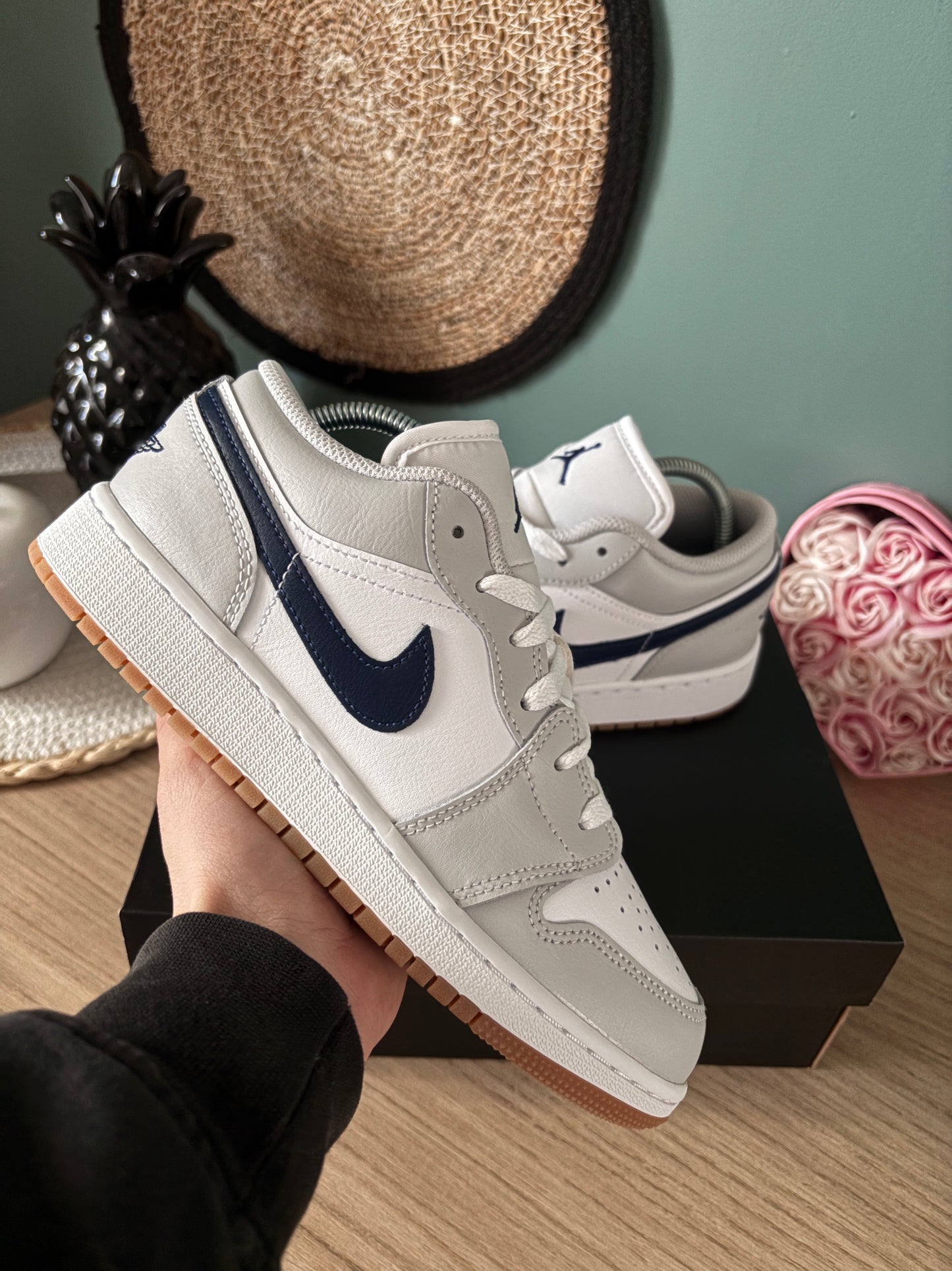 Air Jordan 1 Low “White / Neutral Grey / Gum Midnight Navy” (GS) – Photos réelles – En stock 🇫🇷