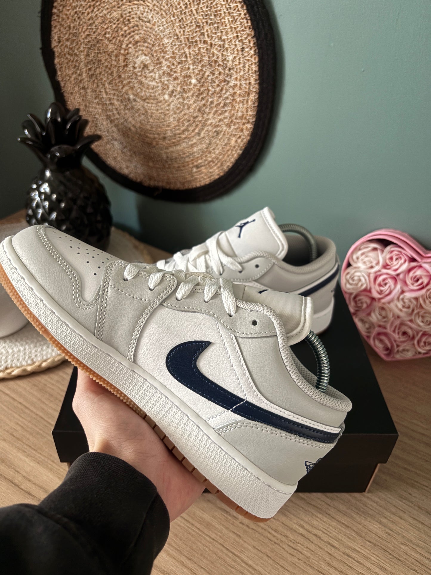 Air Jordan 1 Low “White / Neutral Grey / Gum Midnight Navy” (GS) – Photos réelles – En stock 🇫🇷