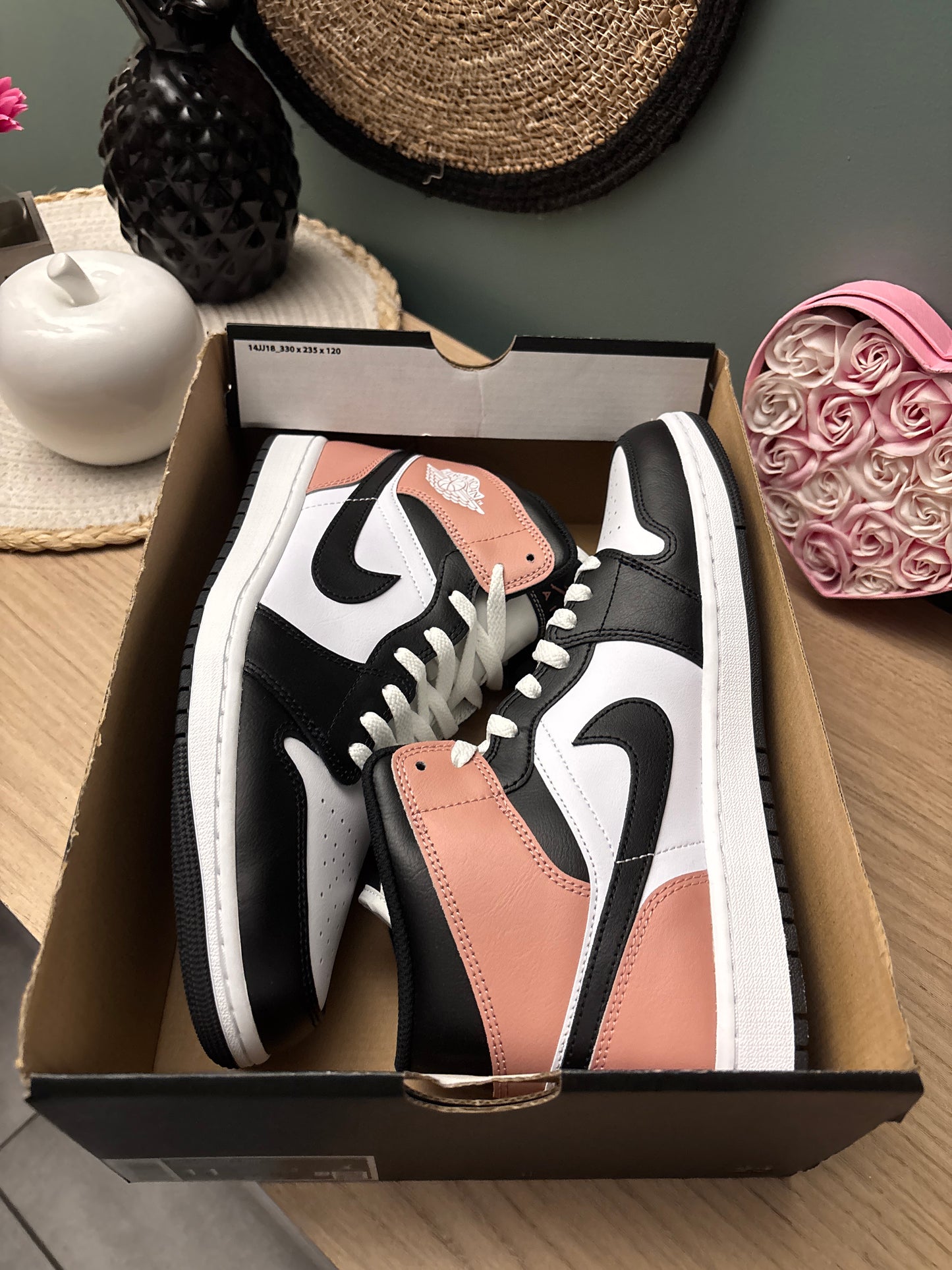 Air Jordan 1 Mid “White / Rust Pink / Black” – Photos réelles – En stock 🇫🇷