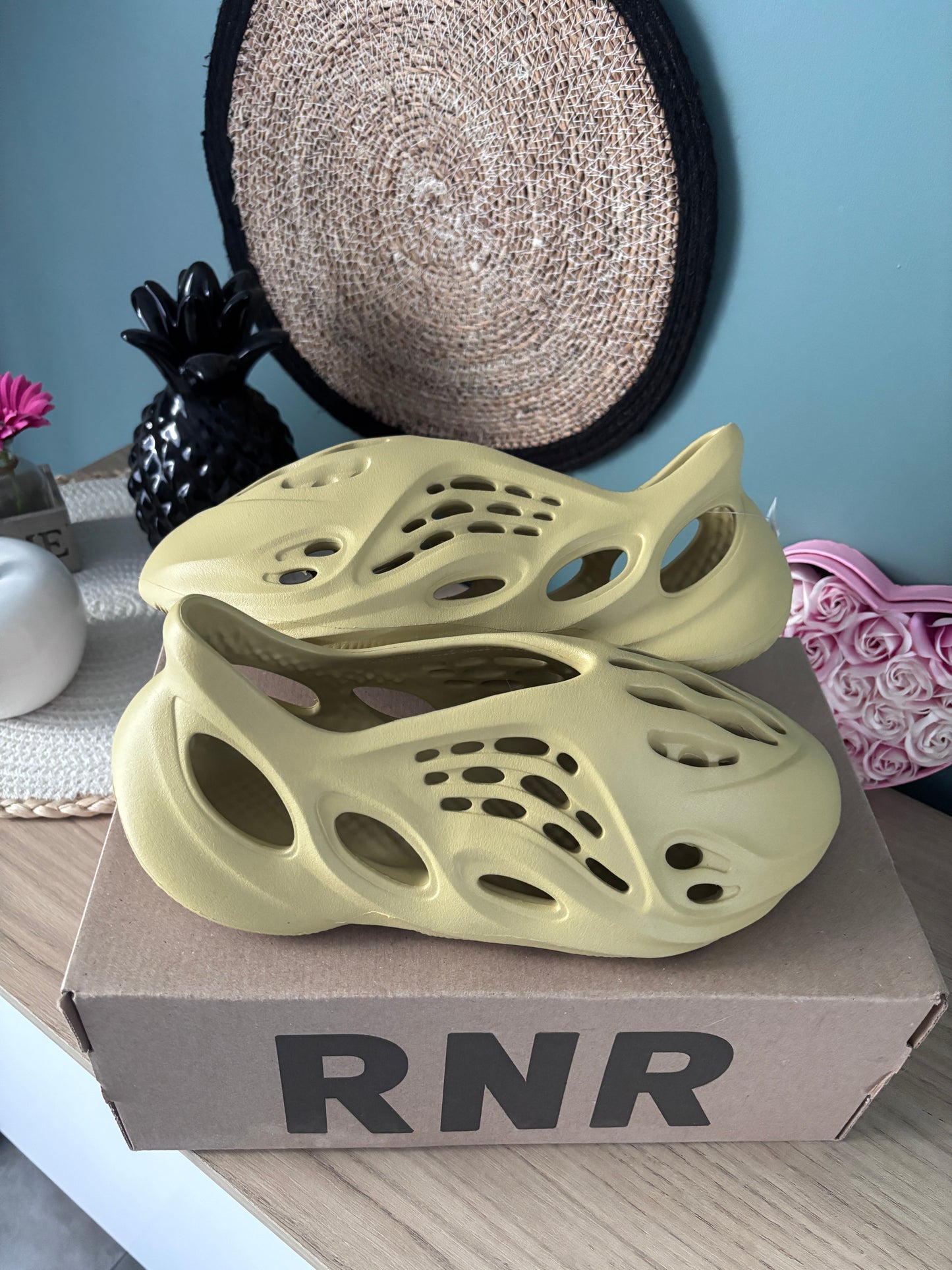 adidas Yeezy Foam RNNR “Sulfur” – Photos réelles – En stock 🇫🇷