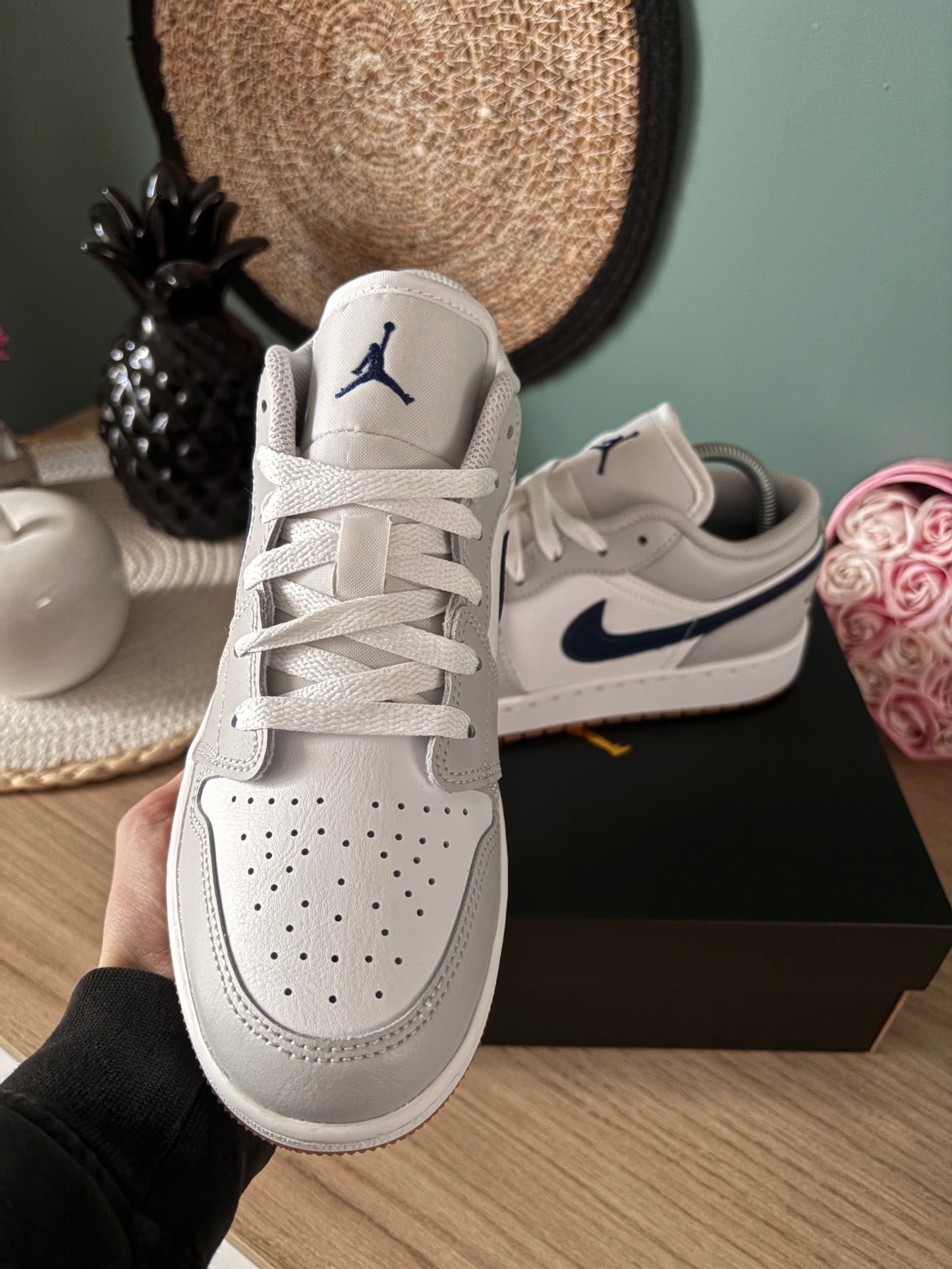 Air Jordan 1 Low “White / Neutral Grey / Gum Midnight Navy” (GS) – Photos réelles – En stock 🇫🇷