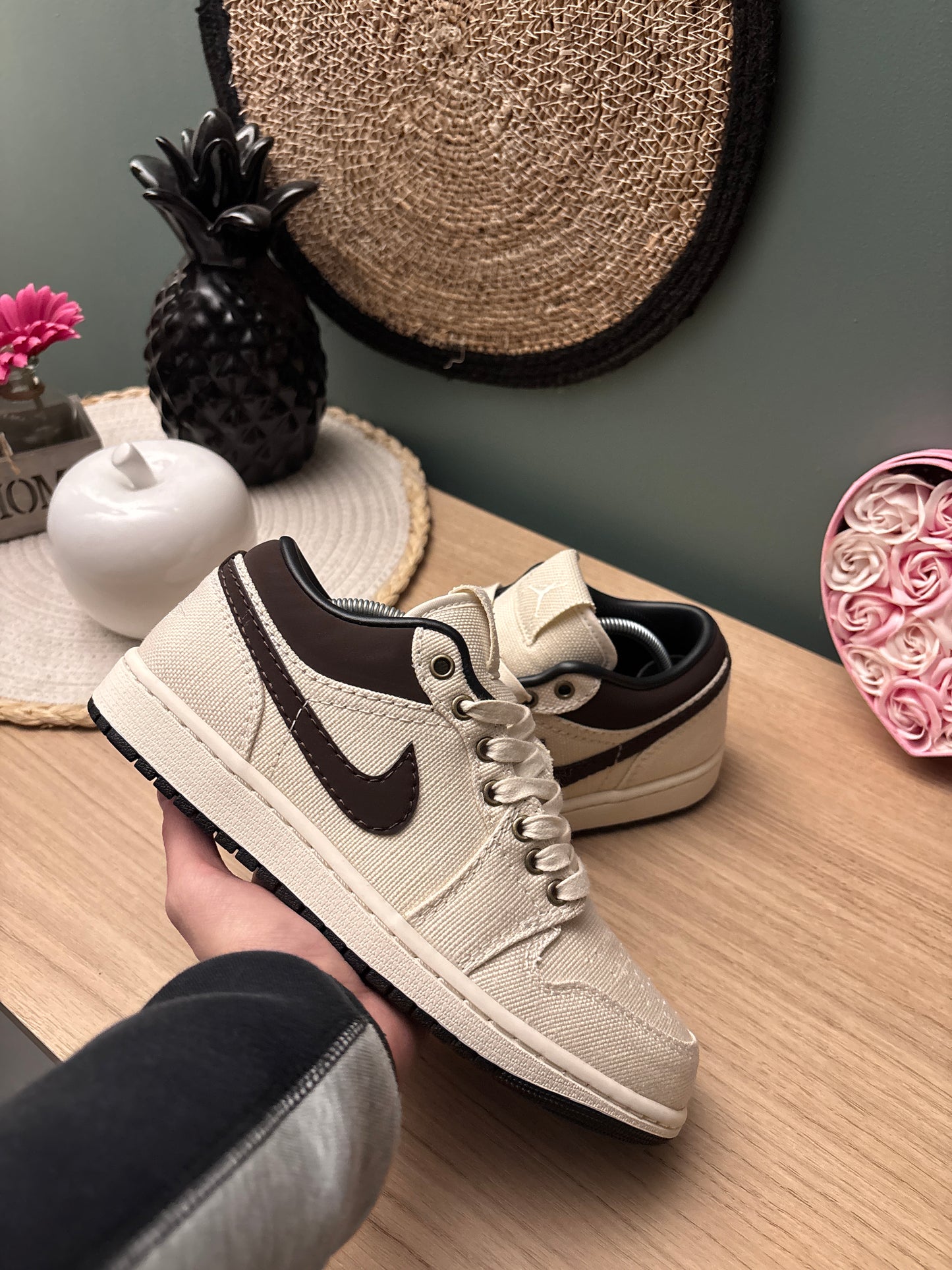 Air Jordan 1 Low Premium “Pale Ivory / Off Noir / Baroque Brown” – Photos réelles – En stock 🇫🇷