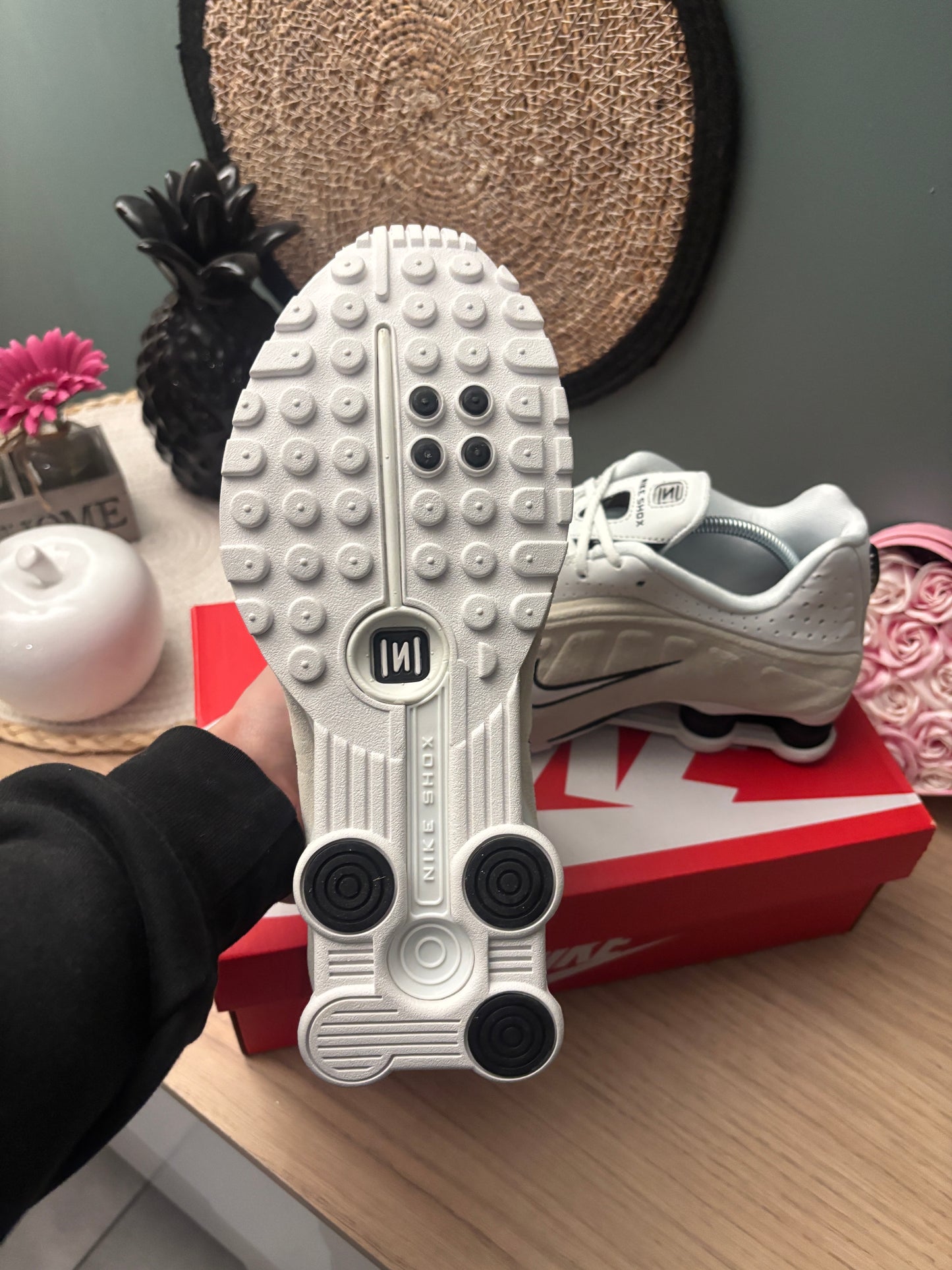 Nike Shox R4 “White/Black” Suede – Photos réelles – En stock 🇫🇷