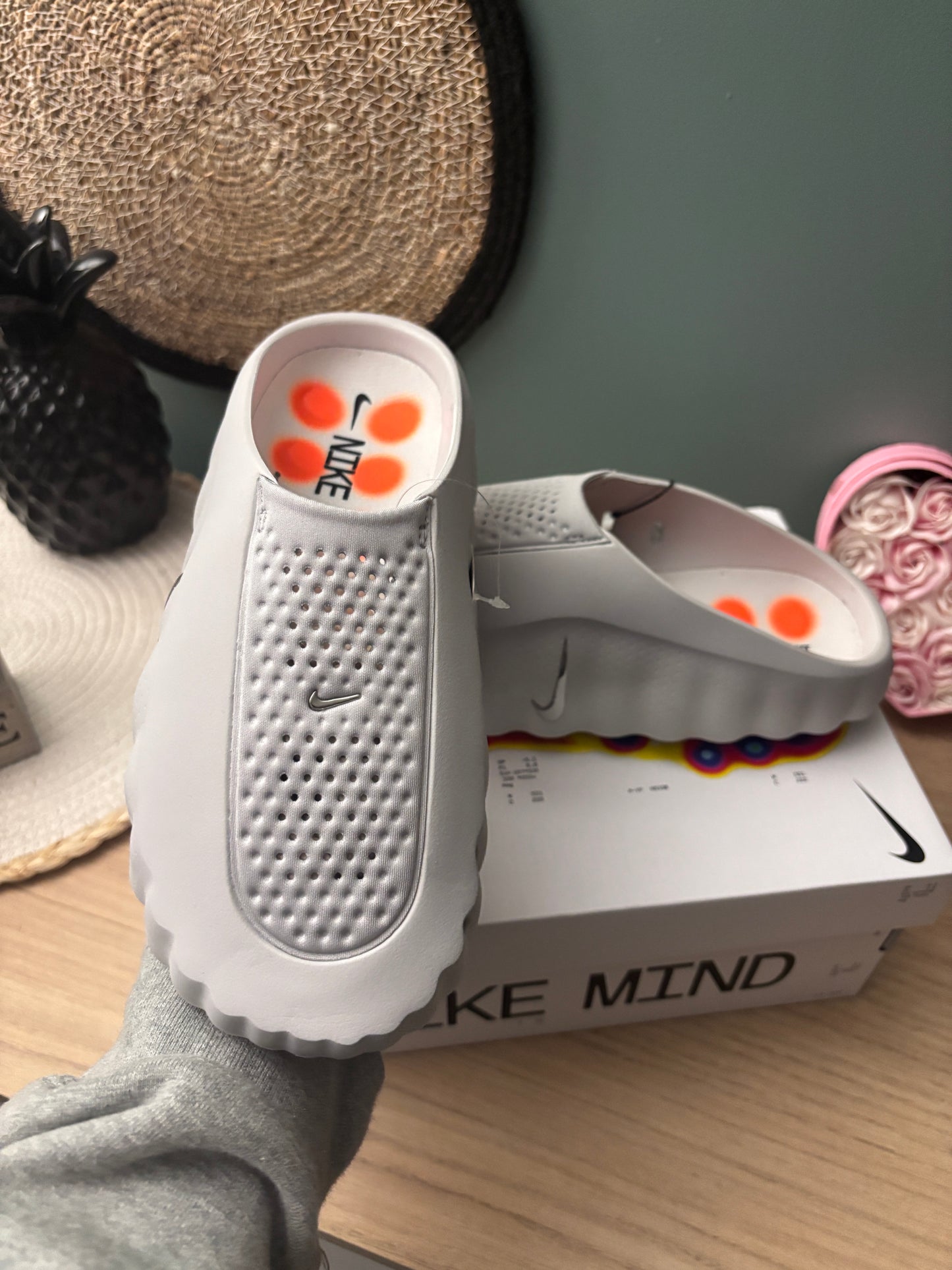 Nike Mind 001 Slide “Light Smoke Grey” – Photos réelles – En stock 🇫🇷