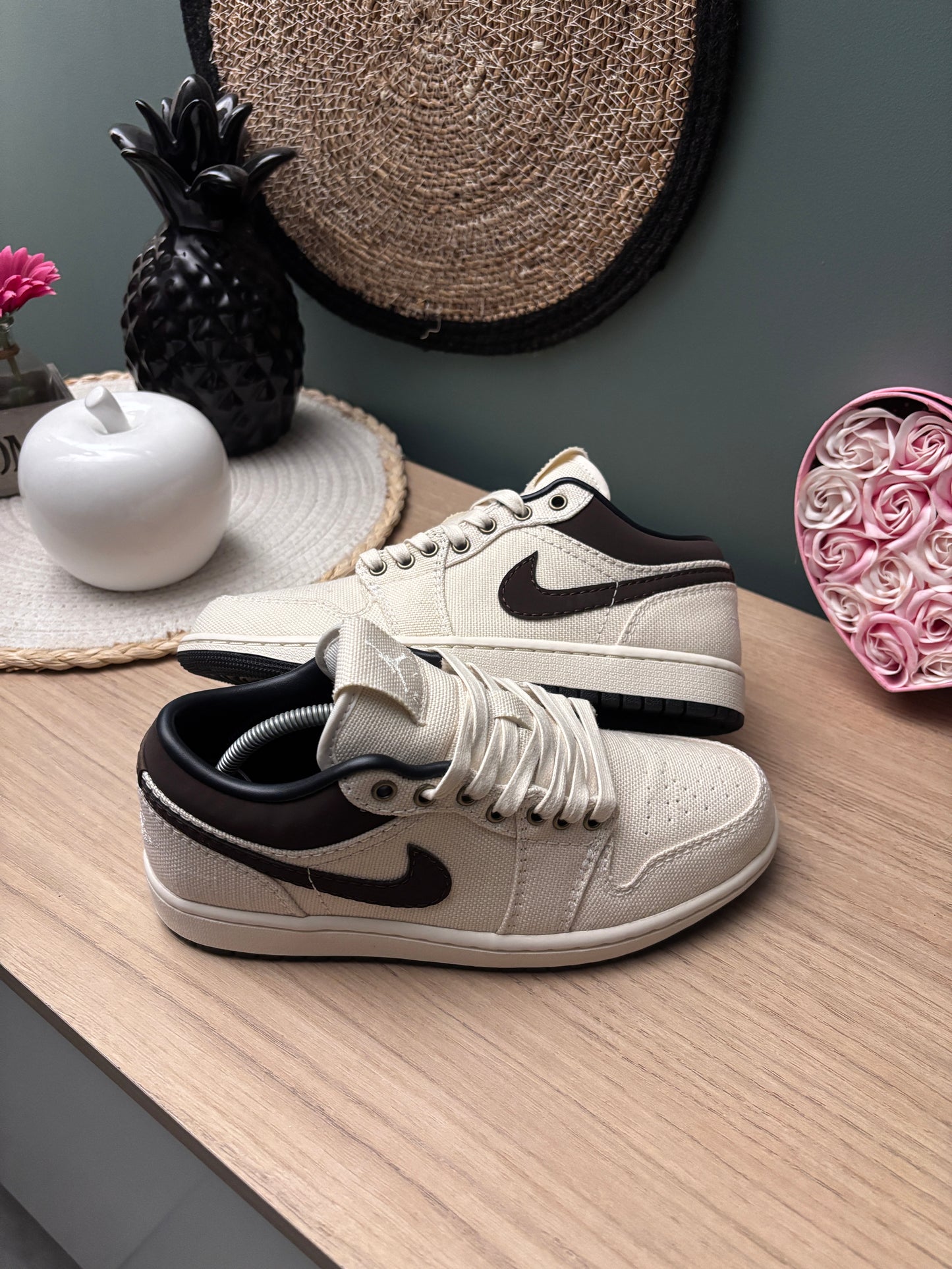Air Jordan 1 Low Premium “Pale Ivory / Off Noir / Baroque Brown” – Photos réelles – En stock 🇫🇷